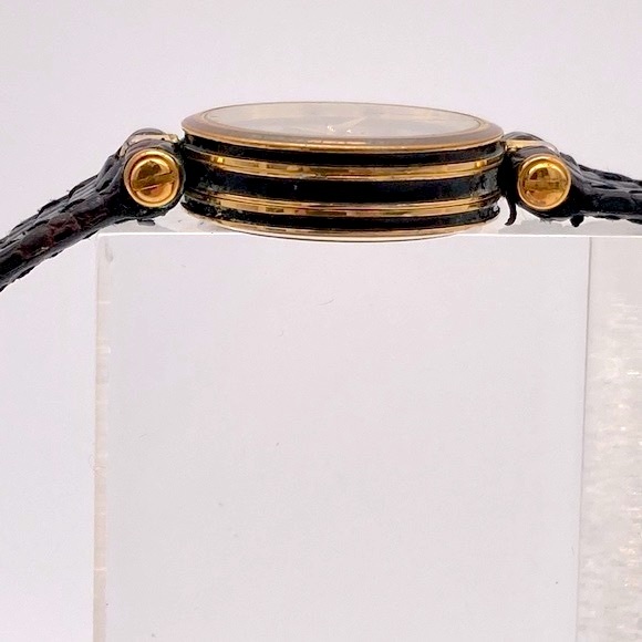 Vintage Ladies Black and Gold Gucci Watch. - Picture 8 of 10